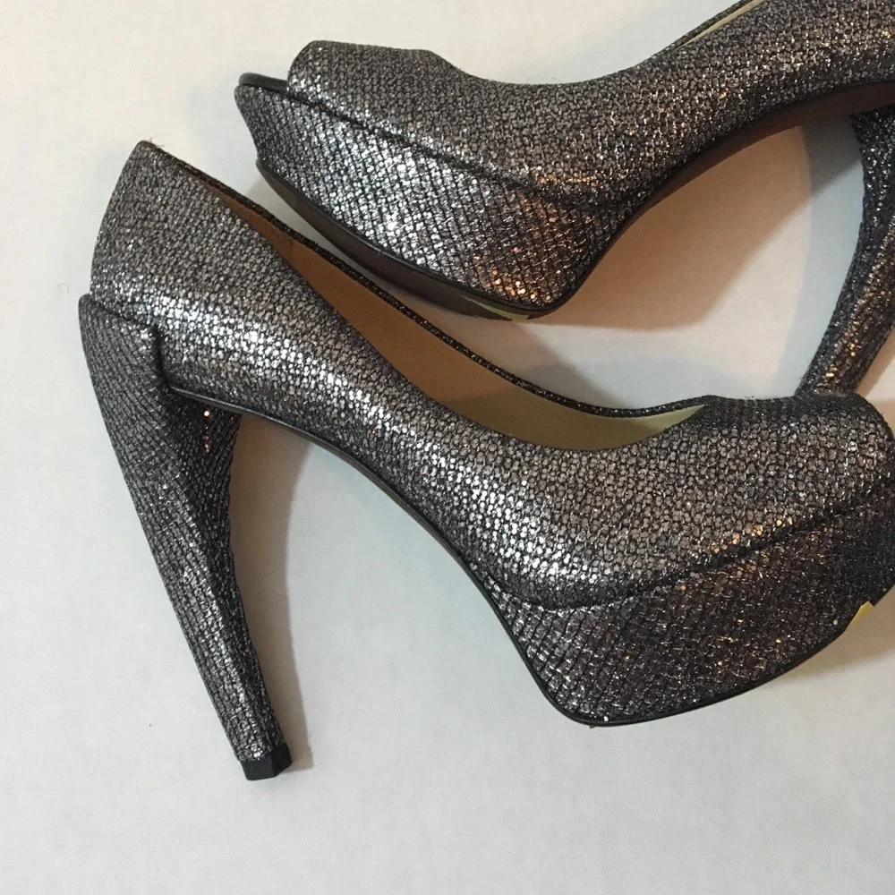 ⭐️💫Vera Wang glitter peep toe heels